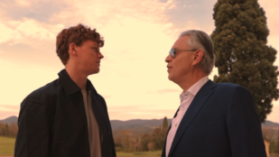 A világ legjobb teniszezője Andrea Bocellivel duettezik, ki is tört a botrány