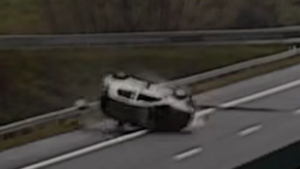 Többször fordult át a levegőben egy autó az M1-es autópályán