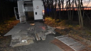 Elvitték az ótarcsi tyúktelep aluminium lemezeit, az egyik elkövető jogosítvány nélküli vezetésért is felelhet