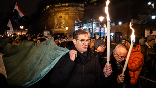 A rendkívüli ülés után tüntetők vonulnak a Karmelita kolostorhoz