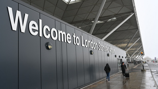 Nemi erőszak gyanújával letartóztatták a reptéren a válogatott futballistát