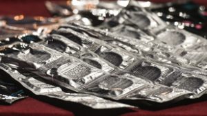 Rohamosan fogy a népesség Kínában, megadóztatnák az óvszereket