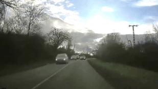 Beláthatatlan kanyarban, a tiltás ellenére próbált meg előzni az Audi sofőrje