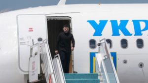 Titokzatos drónok üldözték Volodimir Zelenszkij elnöki gépét