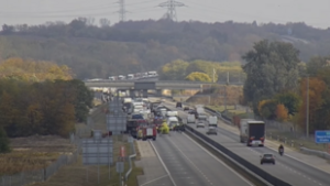 Súlyos balesetet rögzített a kamera az M4-es autóúton, katasztrófaturizmus lehet az oka