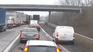 Megvan a hét suttyója, életveszélyes helyzetet teremtett egy sofőr, mert sietett