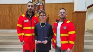 Kitüntették a hős fiút, aki megmentette nevelőanyja életét