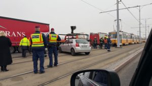 Hármas karambol az Árpád hídon, a sínekről kell menteni az autókat