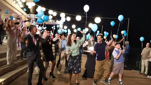 A Legénybúcsút nem kell túl komolyan venni, a film sem veszi komolyan magát