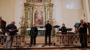 Rockzenében keresik a karácsony lényegét