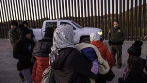 Drámai a helyzet: milliós tömeg jön vissza Európába a korábbi gyarmatokról