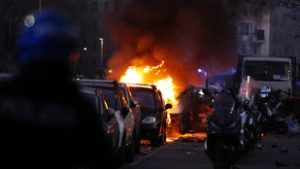 Molotov-koktélok, felgyújtott autók, borzalmas jelenetek Genovában, és nem tudni, mi robbantotta ki az összecsapást