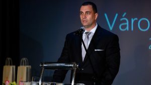 Rendőrségi nyomozás folyik egy polgármester ellen, hajléktalan embert bántalmazhatott