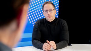 Bemutatjuk az egykori bántalmazottat, aki nekiment a kormánynak, és akit Magyar Péter álszentnek nevezett