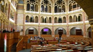 Hajnali kettőkor kezdődött a rendkívüli parlamenti ülés, kiakadtak a képviselők