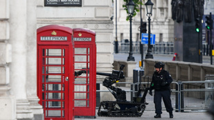 Lezárták a brit parlament környékét egy gyanús doboz miatt