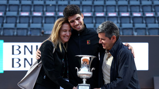 Családja befolyása alá kerülhetett a világ legjobbja, ezért rúghatta ki sikeredzőjét