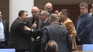 Óriási botrány Bulgáriában, verekedésig fajult a vita a parlamentben