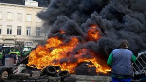 Könnygáz, hanggránát, rohadt krumpli – több ezer gazda tüntet Brüsszelben az EU–Mercosur-megállapodás ellen