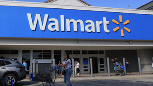 Borotvapengéket rejtett a kenyerekbe egy fiatal nő két áruházban