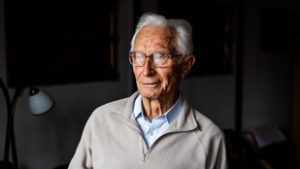 A vörösborra és a munkára esküszik a 98 éves sztármatematikus