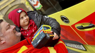 Megtörtént a nagy találkozás: közös fényképen az anyukája életét megmentő kisfiú és a mentésirányító