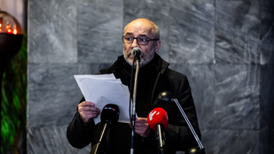 Megható búcsú: Rudolf Péter olvassa fel Kálloy Molnár Péter egyik utolsó novelláját