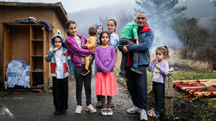 Ózd nyomortelepén, Somsályban, a pokol tornácán hiába várják a Jézuskát