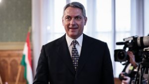 Lázár János bajszos mémet csinált önmagáról