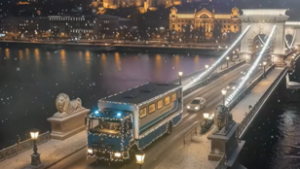 Karácsonyi díszekben pompázó jármű hajtott végig a Lánchídon
