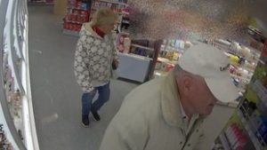 Drogériába járt lopni egy idős pár Sopronban, már a rendőrség is körözi őket