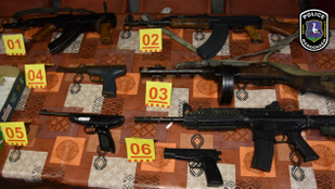 Lecsapott a TEK, fegyverarzenált találtak egy 73 éves férfinál és társánál