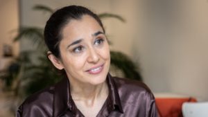 Annyira zavarta már a meztelenség, hogy az egyik jelenetben végig megsértődve, háttal ült