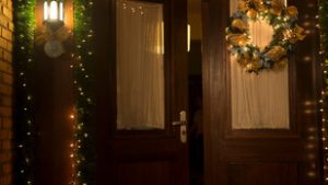 Kopogtak az ajtón, a hívatlan karácsonyi vendég felforgatta a házaspár életét