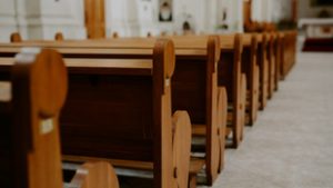 Egymás után téptek be az emberek az istentiszteleten osztogatott szertől