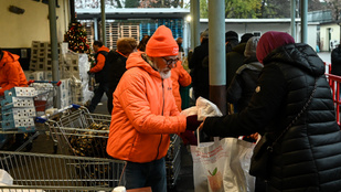 Több ezer ember várt a hidegben a karácsonyi ételosztásra Milánóban
