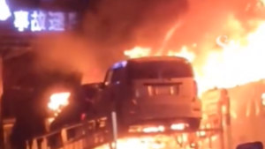 Tömegbaleset Japánban, több mint 50 jármű ütközött össze, lángokba borult az országút