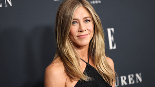 Jennifer Aniston betekintést engedett az új kapcsolatába, Adam Sandler is üzent nekik