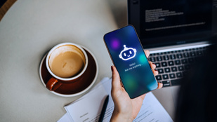 Egyre több érzékeny adat szivárog ki a munkahelyi AI-chatbotok használata miatt