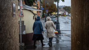 Ködös, esős napra kell számítani, helyenként még havazhat is