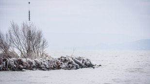 Most is furán fagyott be a Balaton, olyan, mint egy aknamező halálos csapdákkal