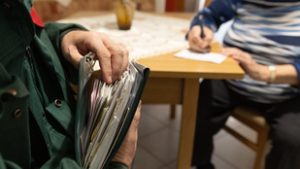 Hétfőn érkezik a megemelt nyugdíj, mutatjuk, mire számíthatnak a jogosultak