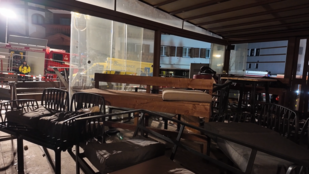 Megégett székek és padok – videón a svájci bár tragédiájának helyszíne