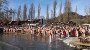 Több százan mártóztak meg a fagyos Balatonban az év első napján