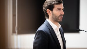 „Átfutott benned, mihez adod éppen a neved?” – ellenzéki politikus ment neki Kapu Tibornak