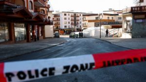 Elengedte barátnője kezét, elesett, majd csukott szemmel visszament a lángoló bárba a 19 éves hős