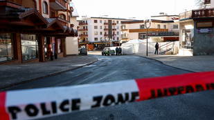 Elengedte barátnője kezét, elesett, majd csukott szemmel visszament a lángoló bárba a 19 éves hős