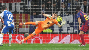 Tavaly még az Espanyol kapusa volt, szombat este kivédte egykori társai szemét a derbin