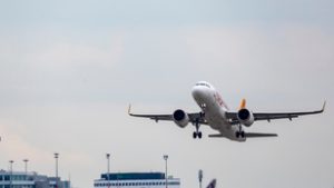 Rendkívüli esemény a budapesti reptéren: egy Airbus A320 repülőgép elakadt a fűben