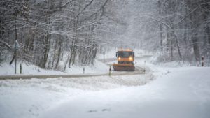 Megbénította az országot a havazás: balesetek és torlódások az autópályákon, a távolsági buszok is késnek